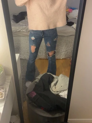 Blå bootcut jeans med slitningar - Super fina jeans från Gina i storlek 32. Säljer då de inte kommer till användning längre💕skriv om du har fler frågor 
