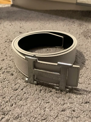 H-bälte vitt svart - Riktigt finfint och stiligt H-bälte, helt nytt! 105 cm långt, passar i princip allt, mycket lätt att styla och ha på sig. Priset är diskuterbart! Hör av er vid frågor eller funderingar!😆