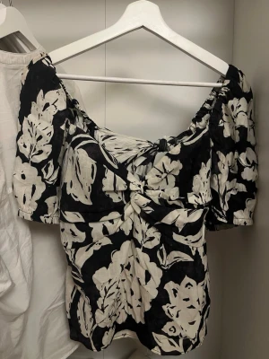 Blom blus - Jättefin blommig blus med en rosett detalj i den öppna ryggen🎀☀️