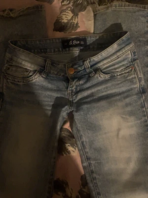 Ljusblå skinny jeans från G.Rise - Säljer ett par ljusblå jeans från G.Rise med klassisk femficksdesign. Jeansen har låg midja, stretchigt tyg för en tajtare passform. Kostar 1600 nya. Säljer för de är lite stora på mig. Fina överallt förutom slitning på benen längst ner (se sista bilden). Priset kan absolut diskuteras!💓💓