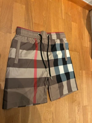 Rutig Burberry shorts med snörning - Står storlek M men är små och passar S.    