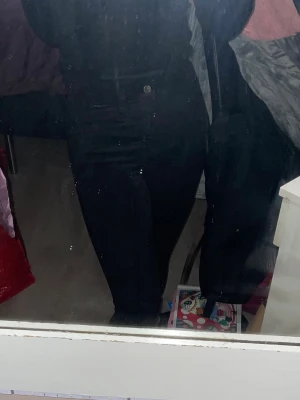 Svarta Molly jeans från Ginatricot - Säljer ett par svarta Molly jeans från Ginatricot i storlek S. De är högmidjade med skinny passform och har klassisk femficksdesign. Jeansen är i stretchigt material som sitter tajt och bekvämt. Perfekta till alla dina outfits!