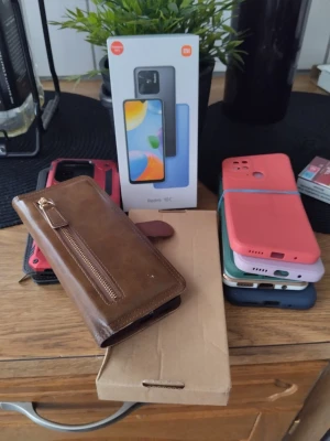 Xiaomi Redmi 10C - Xiaomi Redmi 10C i fint skick, säljes med originalkartong och flera skyddsfodral. Telefonen har NFC-stöd, stor skärm och dubbla kameror. Perfekt för dig som vill ha en prisvärd och pålitlig Android-telefon. Inga synliga skador på telefonen.