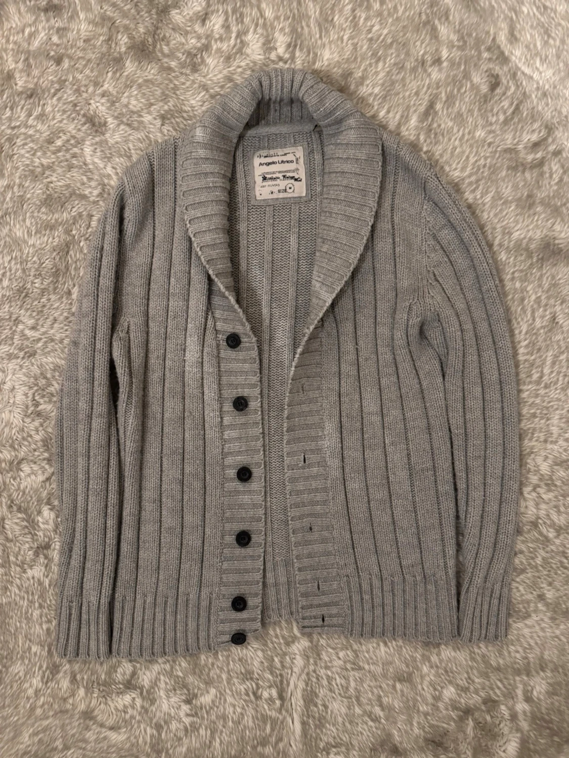 Grå stickad kofta 