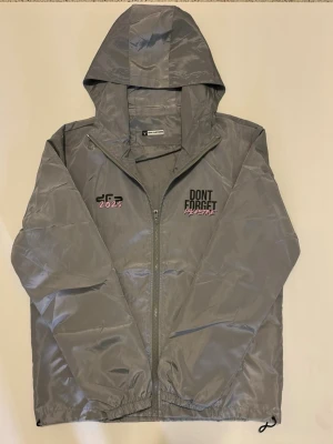 Palestina Jacka - 🌍 Limited edition streetwear ✌️ DFP windbreaker – ”Don’t Forget Palestine” 💧 Lätt & vattenavvisande 🔥 Unik design med rosa fredssymbol på ryggen