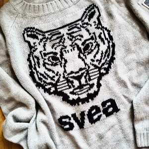 Finstickad tröja från Svea! - Grå finstickad tröja med motiv framtill i storlek S från Svea. I nyskick. 
