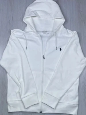 Vit polo hoodie - Vit polo hoodie helt ny men tyvärr passade inte väl