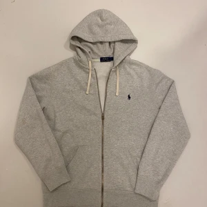 Grå Ralph lauren zip hoodie L - Grå polo Ralph Lauren zip hoodie //  Storlek L //  Mycket bra skick //  Skriv vid minsta fråga eller fundering💯🤝