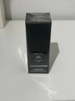 Tom Ford Oud Wood  - Tom Ford Oud Wood 50ML. Den har blivit märkt med QC  vilket står för ”QUALITY CONTROL” Endast provspreyad 2-3 gånger. Säljer då jag redan har snarlika parfymer så denna kommer mer till användning om någon köper den. Riktigt ren och god doft!                                                Hör av er vid minsta fundering.                   Mvh Wilmer