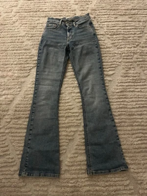 Blåa mid waist jeans - Gina tricot mid waist jeans. Säljer för de är lite små för mig nu.