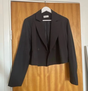 Kortare kavaj/blazer - Helt ny utan prislapp, super fin!!