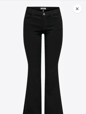Svarta bootcut byxor från ONLY - Säljer ett par svarta bootcut byxor från only då dom inte kommer till användning! Nästan helt nya 