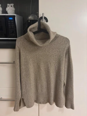 Stickad polo tröja - Beige brun polo tröja. Mysig i storlek xs. Inga defekter