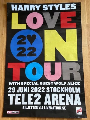 Harry Styles Love On tour poster - Säljer en Harry Styles Love on tour poster från 2022! Skickas i en lång hårdpappersrulle så den inte skadas under frakten💕
