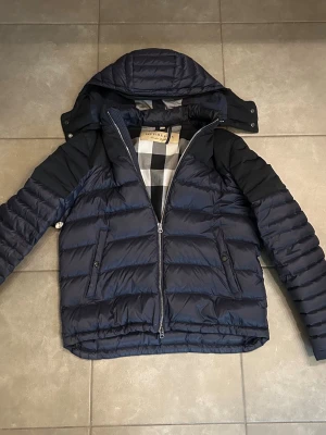 Burberry jacka - Säljer min 100% äkta burberry jacka pga för liten. Använt ett par gånger men skicket är i princip som nytt. Skriv om ni har frågor!😁 pris kan diskuteras