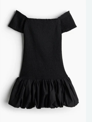 Svart offshoulder kortklänning - Super snygg svart klänning från H&M, storlek L. Oanvänd och med prislappar på.