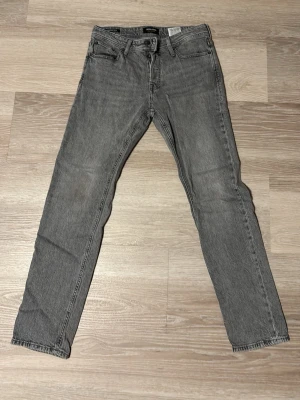 Grå jeansbyxor slim fit 29/32 - Säljer ett par grå jeansbyxor i slim fit 