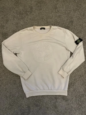 Stone island tröja - Brs skick. Patchen är lite tvättad. Size L. Wash tagen är avklippt tyvärr. Annars bra skick