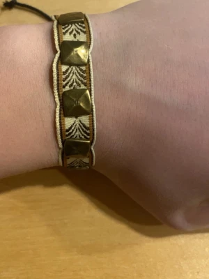 Unikt Armband - INTE VALENTINO! Ett riktigt fett armband som liknar ett populärt Valentino armband! Dessa armband är limiterade och väldigt unika och är för dig som vill sticka ut och få många komplimanger! Passar alla då armbandenr flätade och det går smidigt att ställa in sin storlek. Har fler armband på min profil så in o checka😁🙌🏼