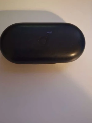  Soundcore trådlösa hörlurar - Soundcore trådlösa hörlurar med laddningsetui. Kompakt design, synligt i gott skick med endast mindre ytslitage på fodralet. Perfekt för musik och samtal på språng.