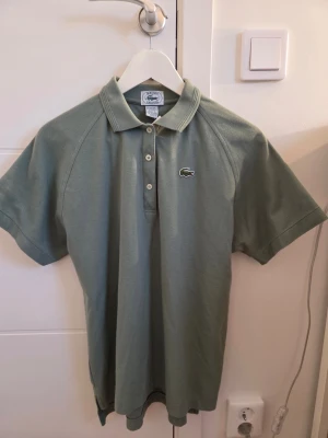 Lacoste Pikétröja  - Mint grön Pikétröja från Lacoste i mycket fint skick. Hel logga ✅️ Bekväm ✅️ Sällan använd ✅️ Vid köp av 2 eller fler produkter skickas ordrarna samma dag annars skickas ordern nästkommande dag. OPS! På min profil finns det 2 till pikétröjor från Lacoste alla tre tröjor kan köpas för 900:-. Styck pris: 300:-