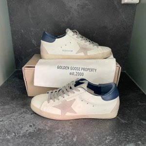Golden Goose Superstar  - Hej säljer nu ett par Golden Goose Superstar. Använd ett par gånger men vi bra skick, storlek 41. Skicka gärna vid frågor kvitto finns!