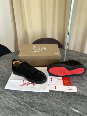 Christian louboutins  - Säljer ett par Loubs som jag fick i present då jag redan har ett par louboutins. Skorna är helt nya och är jätte fina. Dom sitter fint med allt och passar perfekt för alla årstider så passa på. Skorna kommer med boxen och en goddie bag.