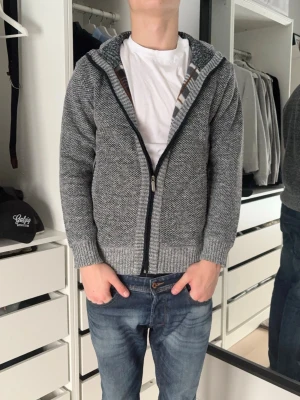 Grå stickad cardigan - Grå stickad cardigan | vintage | storlek M | tveka inte att höra av dig vid eventuella frågor.