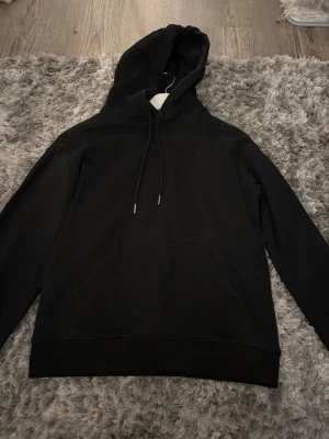 Svart hoodie hm - Använder inte längre, inga defekter. Strl xs från hm.