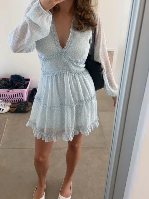 NA-KD sommarklänning  - Snygg sommarklänning från NAKD. Mycket skönt och luftigt material. Sitter snyggt på och har en fin ljusblå färg! 