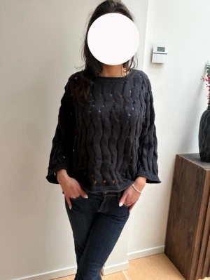 Svart stickad tröja🖤 - Säljer denna supersnygga stickade tröjan från Kappahl! 🖤🖤 bra kvalitet!