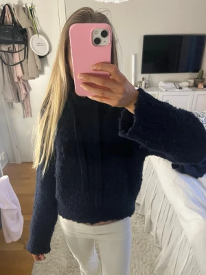 Boucléstickad hoodie - Superfin stickad hoodie i marinblå från H&M! Designen ser lite nopprig ut från början (se bild 3) och kan även ha fått lite noppror under användning men ingenting som syns när man har på sig sen! 