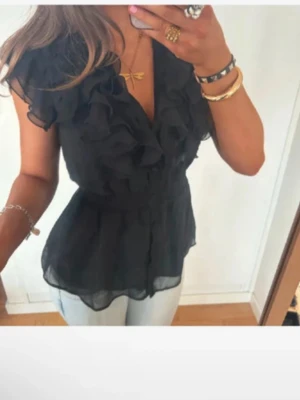 svart blus - jättefin blus från hm! storlek m men passar mig jättebra som oftast har s💞obs, inte mina bilder! öppen för prisförslag