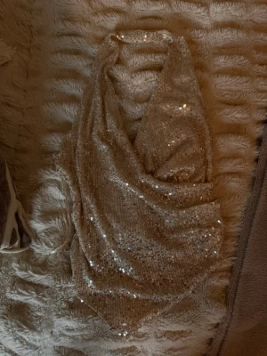 Fest topp  - Super cool topp från Gina. Aldrig använd ♥️