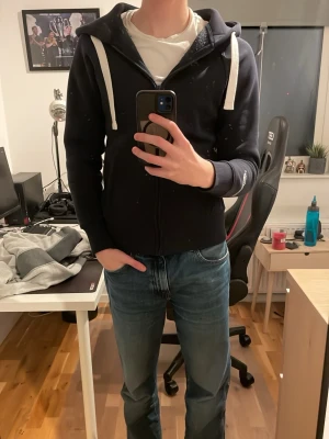 Russemerch zip hoodie - Russemerch zip hoodie i mycket bra skick, inte använt särskilt mycket. Storlek S