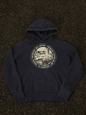 Superdry hoodie-sällsynt  - Säljer nu denna sjukt eftertraktade Hollister hoodie. Mycket fin hoodie i skick 9/10. Väldigt populär modell och perfekt för säsongen.  • Perfekt till kyligare dagar • Skön passform, lätt att styla • Vintage / Y2K-inspirerad – sällsynt och eftertraktad • Passar både vardag och layering  📏 Storlek: M 📦 Skickas omgående 💬 Pris kan diskuteras vid snabb och smidig affär 