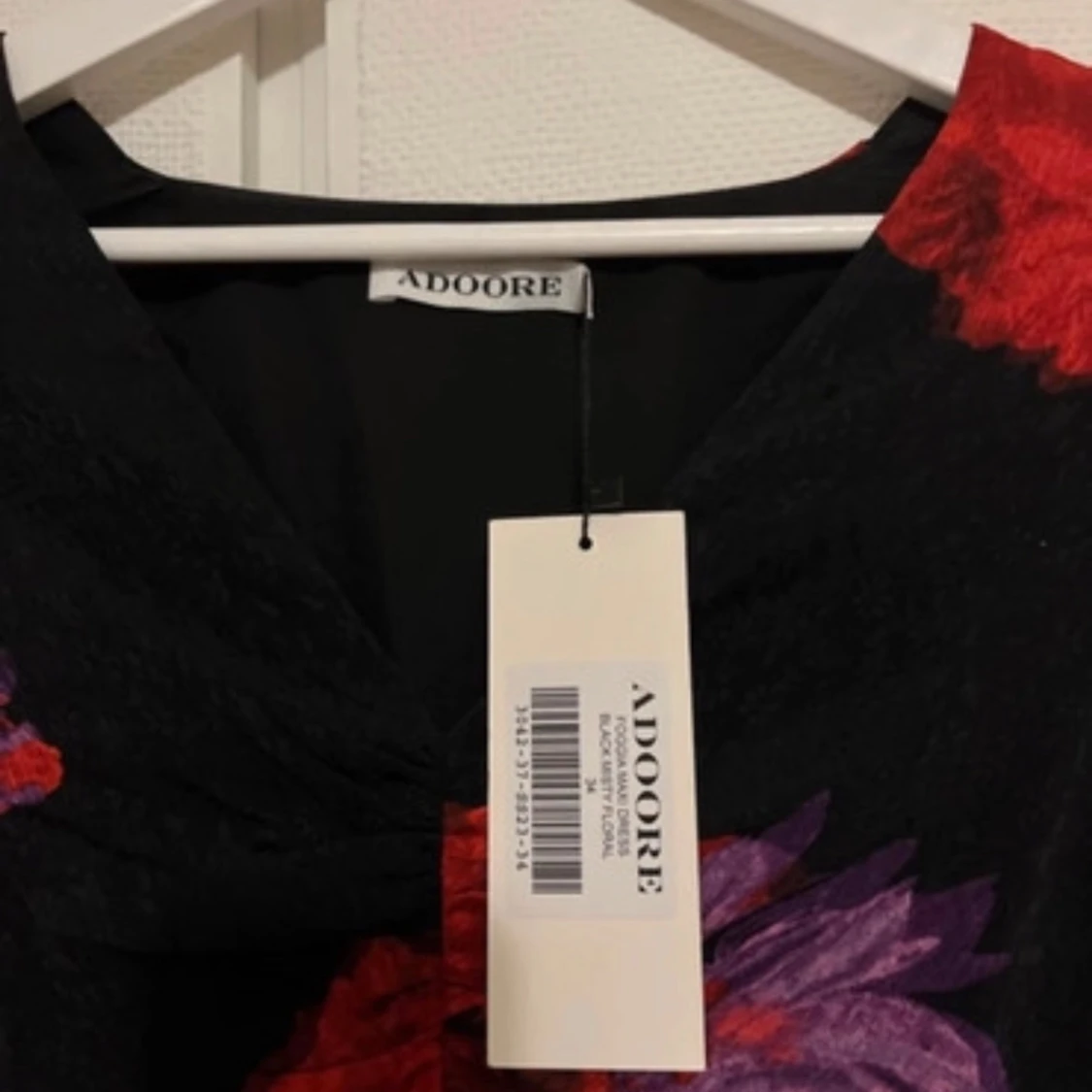 Svart långklänning med blommor från Adoore - 2