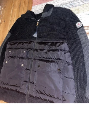 Moncler cardigan  - Snygg Moncler cardigan bra pris 