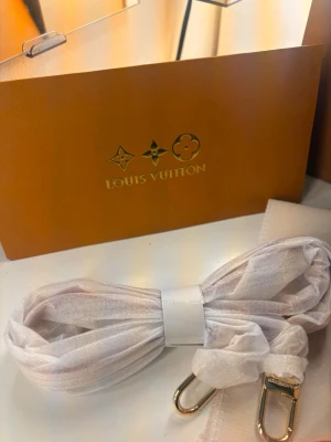 Louis Vuitton Alma BB  - Hej säljer en Louis Vuitton Alma BB, bra som present inför Valentines eller om man vill ba köra surprise. 