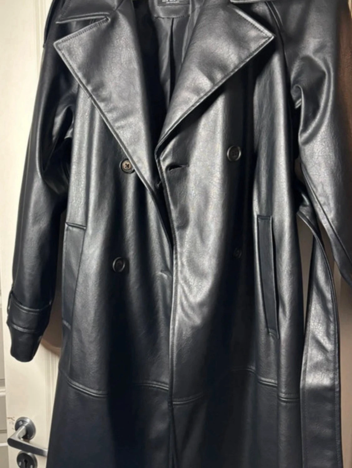 Svart trenchcoat i skinn från Bershka - 3