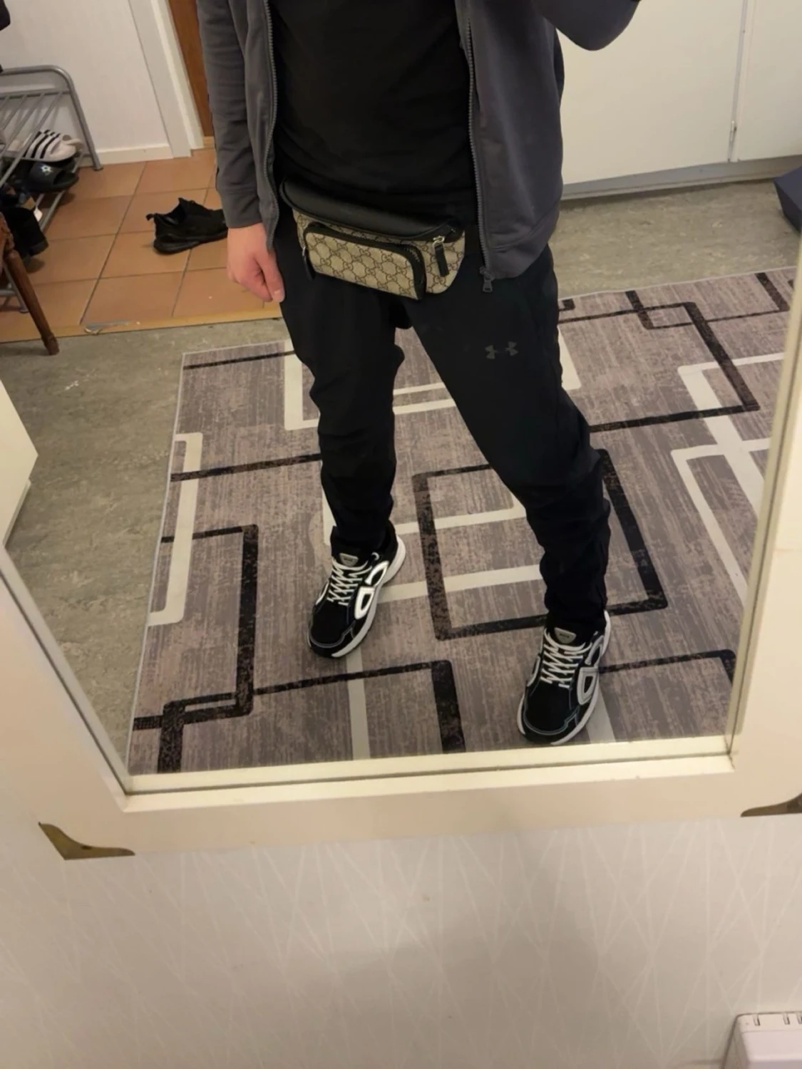 Svarta och vita sneakers med logga - 2