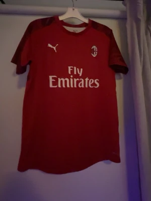 Puma AC Milan fotbollströja BARN 158-170 - Ac Milan fotbollströja i barnstorlek 158-170 säljs för 59 kr 