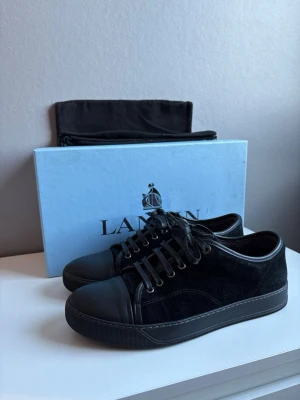 Lanvin skor - Svarta Lanvins i storlek 7. Nypris 5299 kr! Säljer då jag bytt stil och vill köpa andra skor. Riktigt fint skick. Hör av er för frågor! 