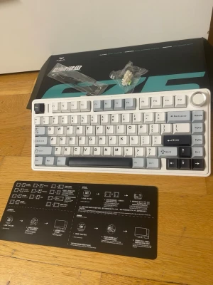 AULA F75 Mekaniskt Tangentbord - AULA F75 mekaniskt tangentbord med RGB-belysning, trådlös (2.4G/Bluetooth) och USB-C. Kompakt layout, volymratt och hot-swappable switchar. Mycket fint skick, komplett med tillbehör och originalkartong. Perfekt för gaming och arbete.