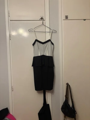 Söt klänning - En supersöt klänning i storlek 34. Skulle säga att den passar storlek xs-s. Aldrig använd med prislappen kvar. Skriv om ni har frågor. Priset går att diskutera och jag kan gärna mötas upp i stockholm☺️