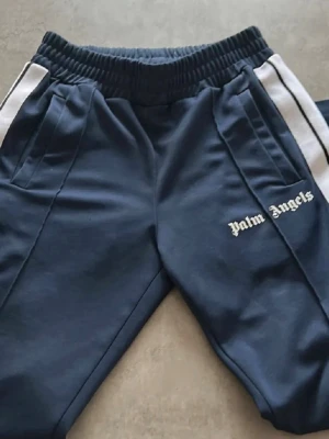 Palm angels byxor  - Hej, säljer nu dessa palmangels byxorna i storlek-S, passar dom som är mellan 175-188, dom är inte använda mycket. Hör av er vid funderingar😁