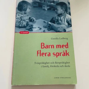 Barn med flera språk - Upptäck hur barn lär sig flera språk och hur familj, förskola och skola kan stötta deras språkutveckling. Perfekt för dig som är intresserad av språk, mångfald och barns utveckling i dagens samhälle.