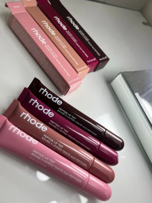 4 st Rhode läppglans - 4 st Rhode läppglans, oanvända i kartong! Priset gäller för alla 4 tillsammans 🌸