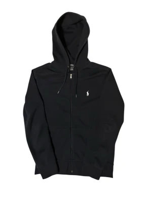 Polo Ralph Lauren Zip Hoodie - Säljer denna stilrena mörkablåa Polo Zip tröjan eftersom att den är för liten på mig då jag bär storlek M. Tröjan är i mycket bra skick och den har inga defekter alls. Pris kan diskuteras