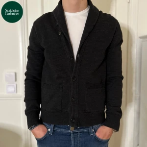Cardigan Polo Ralph Lauren  - Cardigan från Polo Ralph Lauren | Storlek: S - Skicket på denna cardigan är väldigt bra utan defekter - Vårat pris: 649kr - Nypris: 1,999kr - Modellen är 184cm och väger 69kg.